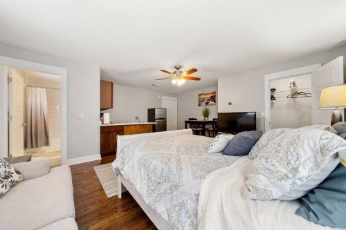 Ένα ή περισσότερα κρεβάτια σε δωμάτιο στο Lovely Cozy Studio in Heart of Atlanta