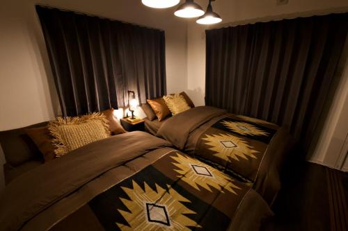 Giường trong phòng chung tại オーシャンテラス瀬底401