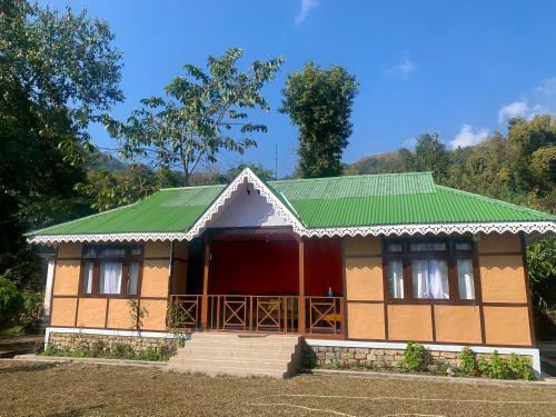 una casa con techo verde en Kazi Retreat, en Pakhyong