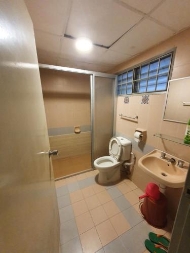 une salle de bain avec toilettes et lavabo dans l'établissement Selesa Hillhomes Golf Resort - T11GGA, à Bentong