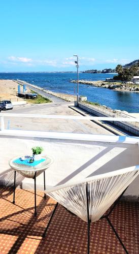 two images of a table and a view of the ocean at 100 passi dal mare in Agropoli