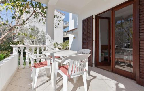 1 Bedroom Lovely Apartment In Petrcane