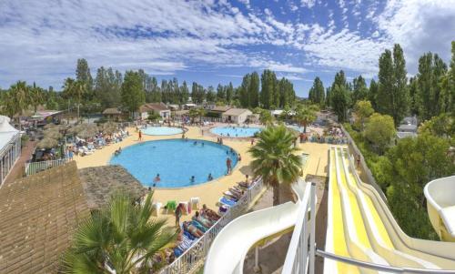 une vue d'une piscine dans un complexe hôtelier dans l'établissement Frejus tout confort, maxi 420 m des piscines, climatisation,plus ventilation toutes les chambres, linge de lit et de toilette , coffre fort, lavé vaisselle machine à laver grande terrasse couverte velos et wifi possible, à Fréjus