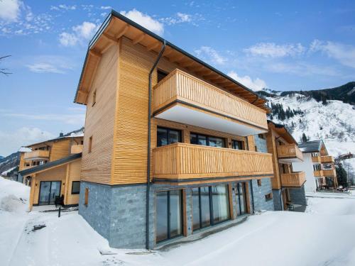 Golden Lodges Rauris Resort with ski storage
