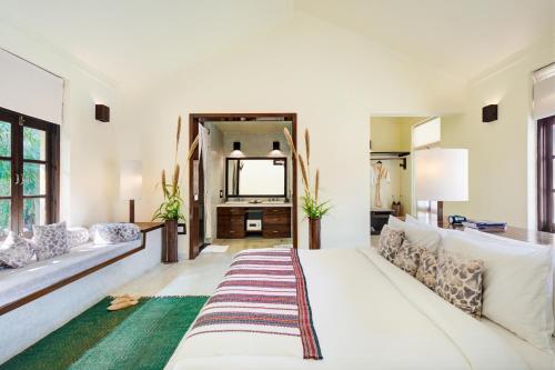 sala de estar con cama grande y sofá en Bijapur Lodge Jawai, en Pālī