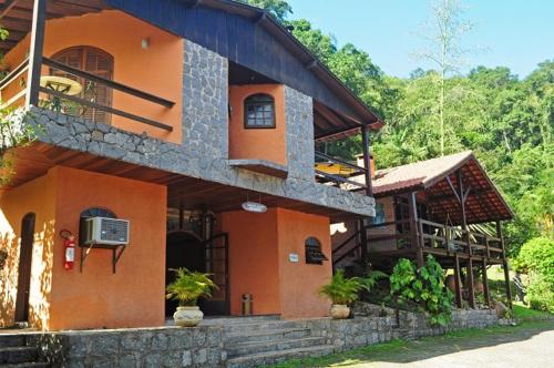 un edificio anaranjado con un balcón en el lateral. en Hotel da Cachoeira, en Penedo