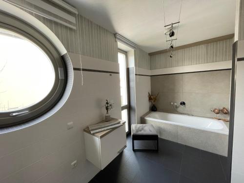 Ένα ή περισσότερα κρεβάτια σε δωμάτιο στο Monopol Apartments