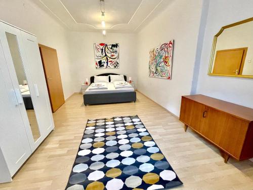 1 dormitorio con cama y alfombra en el suelo en Apartment zum Schlossberg - Top 1 self check-in, en Graz