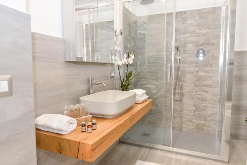 ein Bad mit einem Waschbecken und einer Dusche in der Unterkunft NAVONA VITA SUITES in Rom