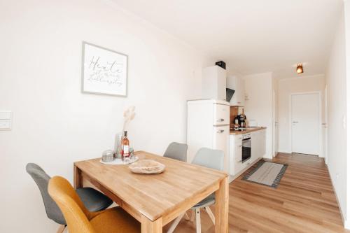 uma cozinha e sala de jantar com uma mesa de madeira e cadeiras em Ferienhaus Heidedorf em Winterberg