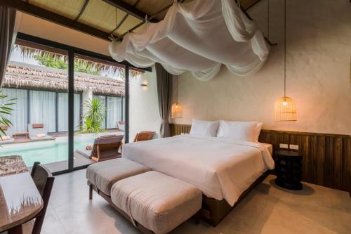 En eller flere senge i et værelse på The Flow Samui Beach Resort