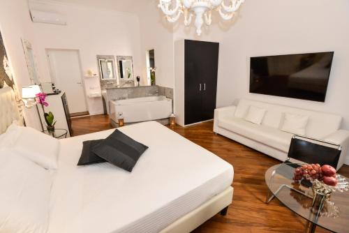 TV at/o entertainment center sa NAVONA VITA SUITES