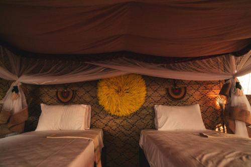 Una cama o camas en una habitación de Kizingo Beach Eco Lodge