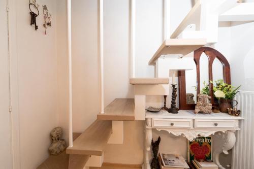 チヴィダーレ・デル・フリウーリにあるGastaldagaのテーブル付きの部屋の白い階段