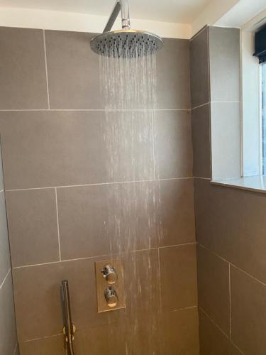 a shower with water pouring from a shower head at ZILT sous in Noordwijk
