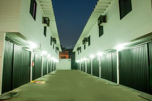 un pasillo vacío de un edificio por la noche en Flash Motel (Adult Only) en São Vicente