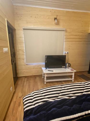 TV a/nebo společenská místnost v ubytování BELLE VUE COTTAGES
