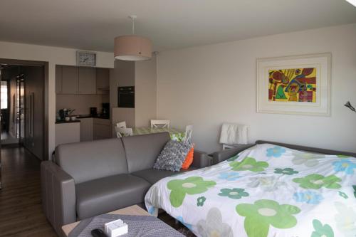 un salon avec un lit et un canapé dans l'établissement Sunshine, Zeedijk 335 , Studio, nieuw Westende Bad, à Middelkerke