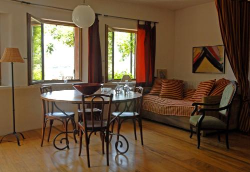 un salon avec une table et un lit dans l'établissement Residence Les Rossignols, à Roussillon