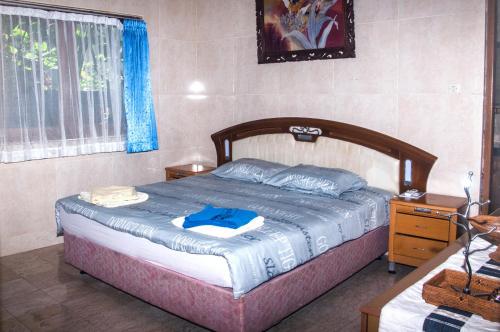 Un dormitorio con una cama con una camisa azul. en Villa Riens Dream, en Karangasem