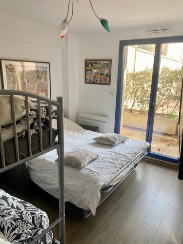 une chambre avec un lit superposé et une fenêtre dans l'établissement Appartement de prestige vue mer place de parking, à Le Touquet-Paris-Plage