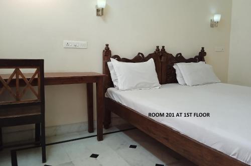 Una cama o camas en una habitación de Rigmor haveli