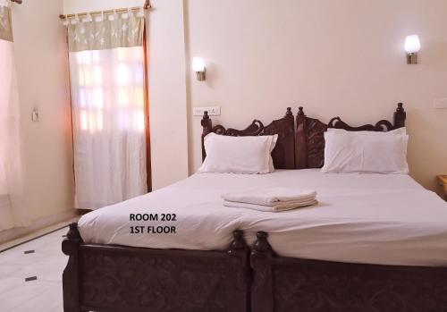 Una cama o camas en una habitación de Rigmor haveli