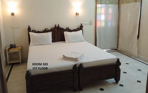 Una cama o camas en una habitación de Rigmor haveli