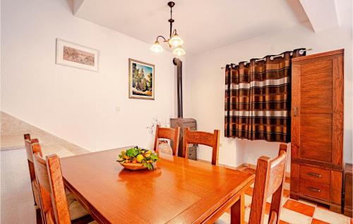 Ruang duduk di Amazing Home In Kuna With Kitchen