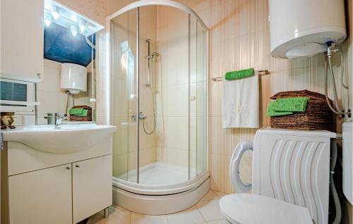 Bilik mandi di Amazing Home In Kuna With Kitchen