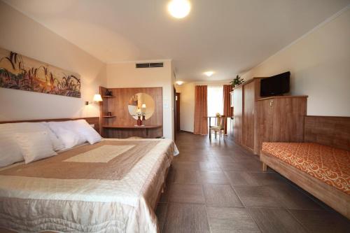 大梅傑爾的住宿－Margaréta Penzión，酒店客房设有两张床和电视。