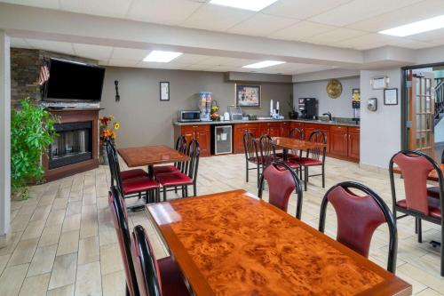 Super 8 by Wyndham Shepherdsville - Louisville South I65にあるキッチンまたは簡易キッチン
