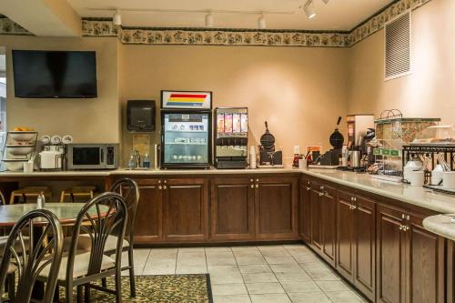 een restaurant met een bar met een popcornmachine bij Quality Inn & Suites Dixon near I-88 in Dixon