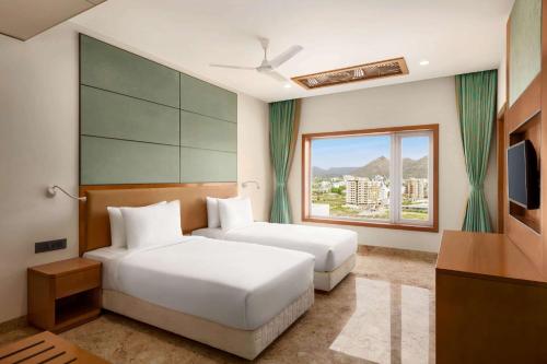 Cama o camas de una habitación en Howard Johnson by Wyndham Udaipur Roop Nagar