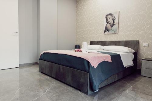 uma cama grande num quarto com em La Punta em San Giovanni la Punta