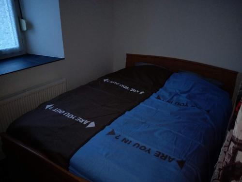 ein Bett mit einer blauen Bettdecke mit den Worten, auf denen kein Hund geschlafen hat in der Unterkunft Vittel location meublé in Vittel