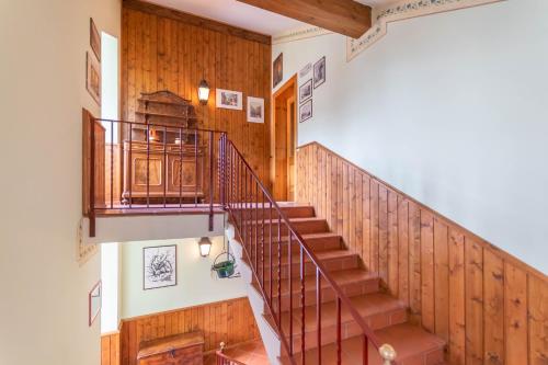 una escalera en una casa con paneles de madera en Casa Mulaz en Falcade