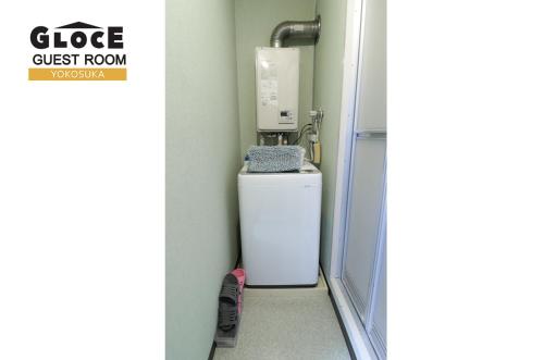 um pequeno quarto com um frigorífico e comodidades para preparar café em GLOCE 横須賀 ゲストルーム 横須賀海軍基地 l Yokosuka Guest Room at NAVY BASE em Yokosuka