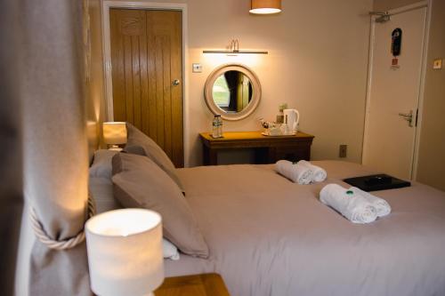 Una cama o camas en una habitación de Silverlands Guest House