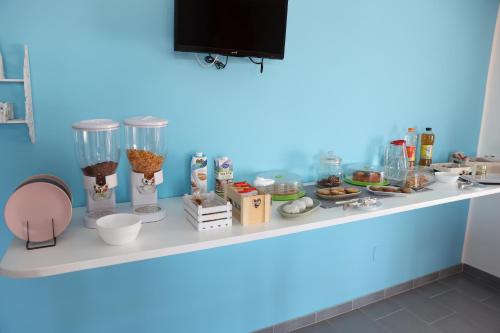 プラーイア・ア・マーレにあるB&B Umballaの食物等を備えたカウンター
