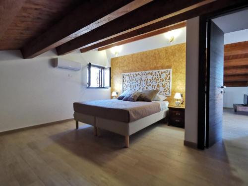 een slaapkamer met een groot bed in een kamer bij SIeSI in Piedimonte Etneo