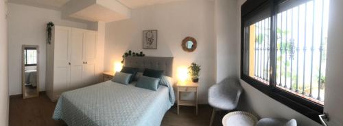 Een bed of bedden in een kamer bij Apartamento El Zegrí