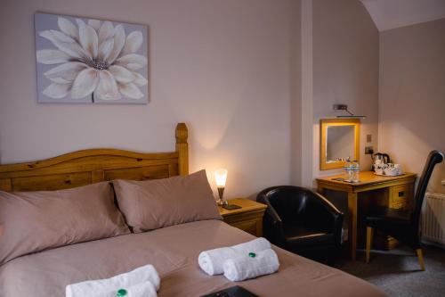 Una cama o camas en una habitación de Silverlands Guest House