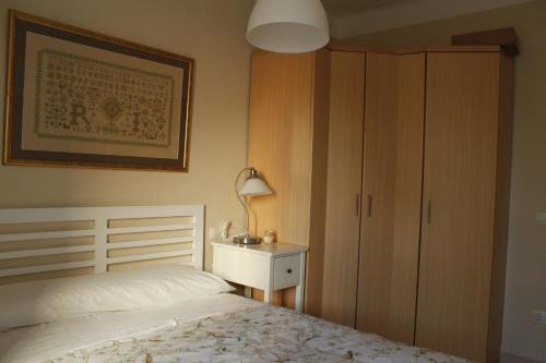 1 dormitorio con 1 cama, vestidor y lámpara en La Casa del Patio Chico, en Aldeadávila de la Ribera