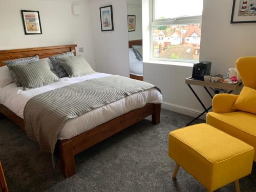 Una cama o camas en una habitación de Pierremont En-Suite Rooms