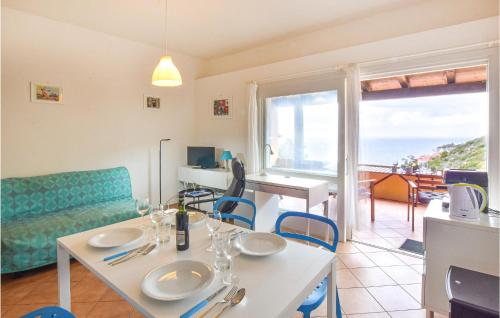 Una sala de estar con una mesa y sillas y una ventana. en Nice Home In Costa Paradiso, en Costa Paradiso