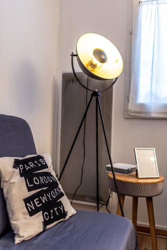 une lampe posée sur une table à côté d'un lit dans l'établissement Paris Roissy CDG : Top Duplex - 3 bedrooms, à Roissy-en-France