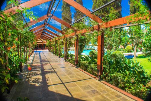 Κήπος έξω από το Hotel Los Parrales