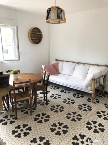 un salon avec un canapé et une table dans l'établissement Villa Maléal, Grande maison de vacance à Soulac sur Mer, à Soulac-sur-Mer