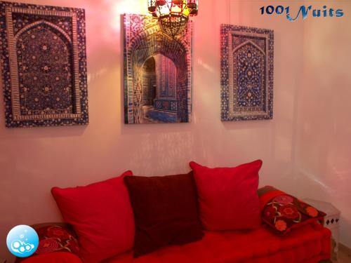 a living room with red pillows and pictures on the wall at B&B Oa6 Casa in Oberfeulen